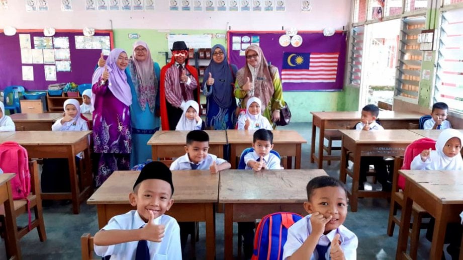 SUASANA hari pertama persekolahan di  Sekolah Kebangsaan (SK) Felda Kerteh 1, Ketengah Jaya, Dungun, Terengganu. FOTO NSTP