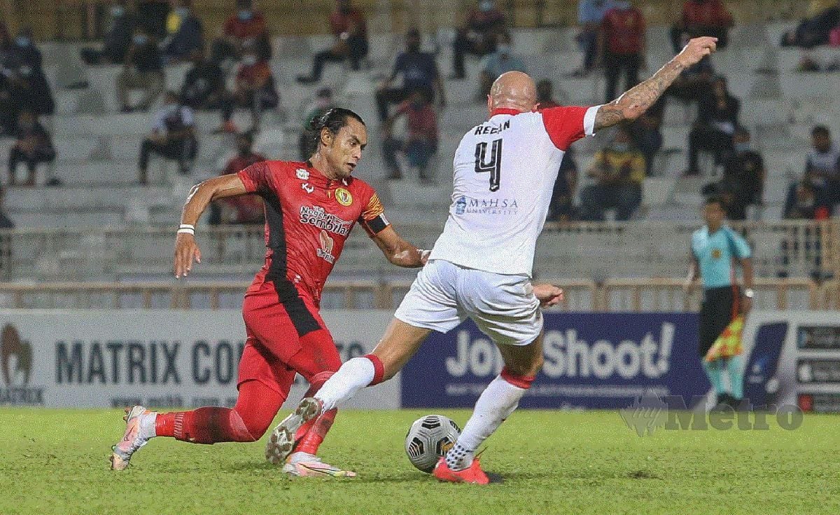 ZAQUAN (kiri) tonggak Negeri Sembilan FC.