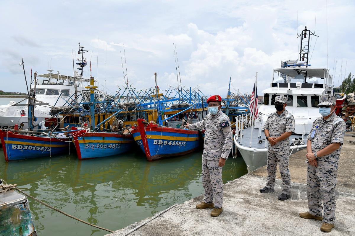 MOHD Zubil (kiri) menegaskan pihaknya akan terus melakukan pemantauan terhadap kapal yang membawa pelarian Rohingya. 