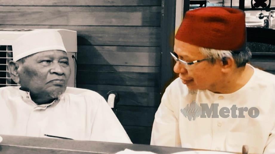 GAMBAR kenangan Zulkifli bersama Tuan Guru Ismail Kamus tahun lalu. FOTO Ihsan FB Zulkifli Mohamad Al-Bakri .