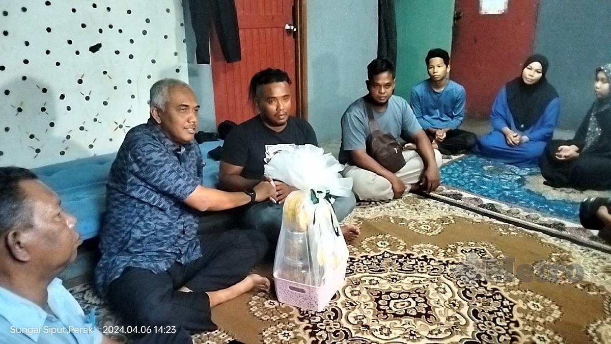 NORZALIFA (berbaju kurung biru) dan suami, Norazlan (berbaju hitam) menerima kunjungan Khairudin serta Mohd Khaizam. FOTO Muhammad Zulsyamini Sufian Suri