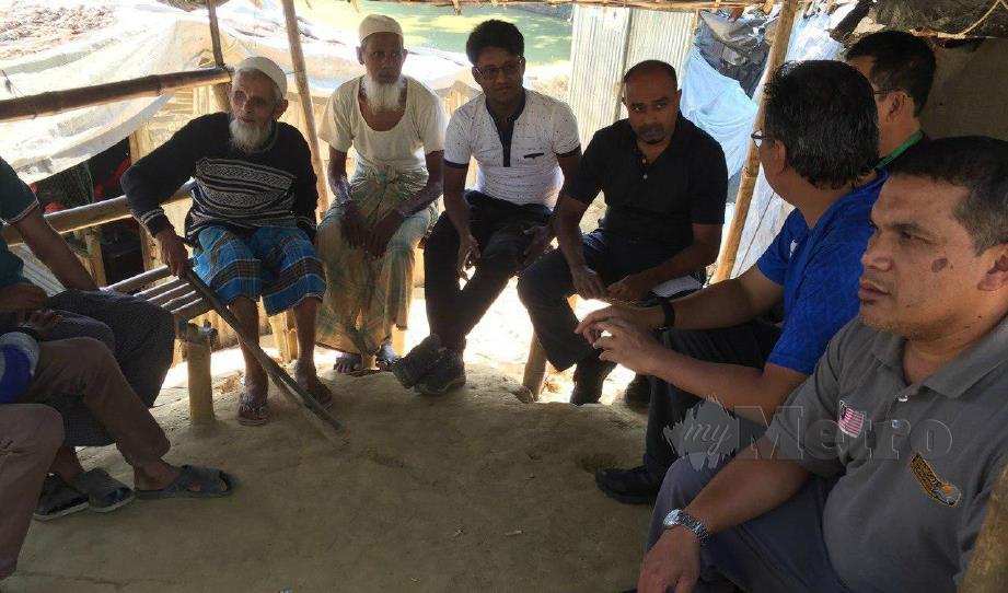 ZULKIFLI (kanan) berbual dengan pelarian Rohingya untuk mendapat gambaran sebenar masalah mereka di kem Hakim Para. FOTO ihsan Muslim Care.
