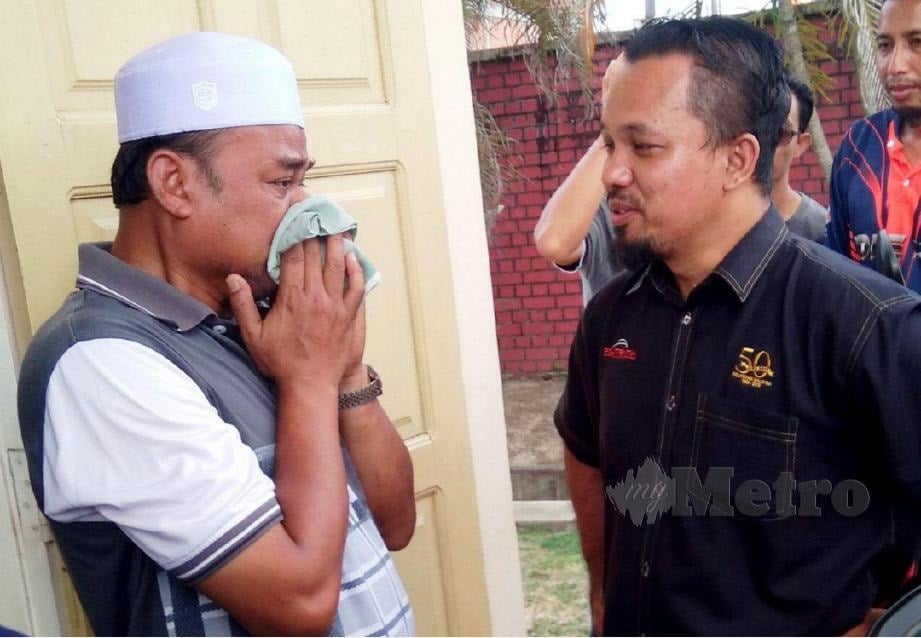 ZULKIFLEE menahan sebak ketika bertemu wakil pihak pengurusan PSMZA, Mohd Faizul Abu Bakar. FOTO Rosli Ilham 