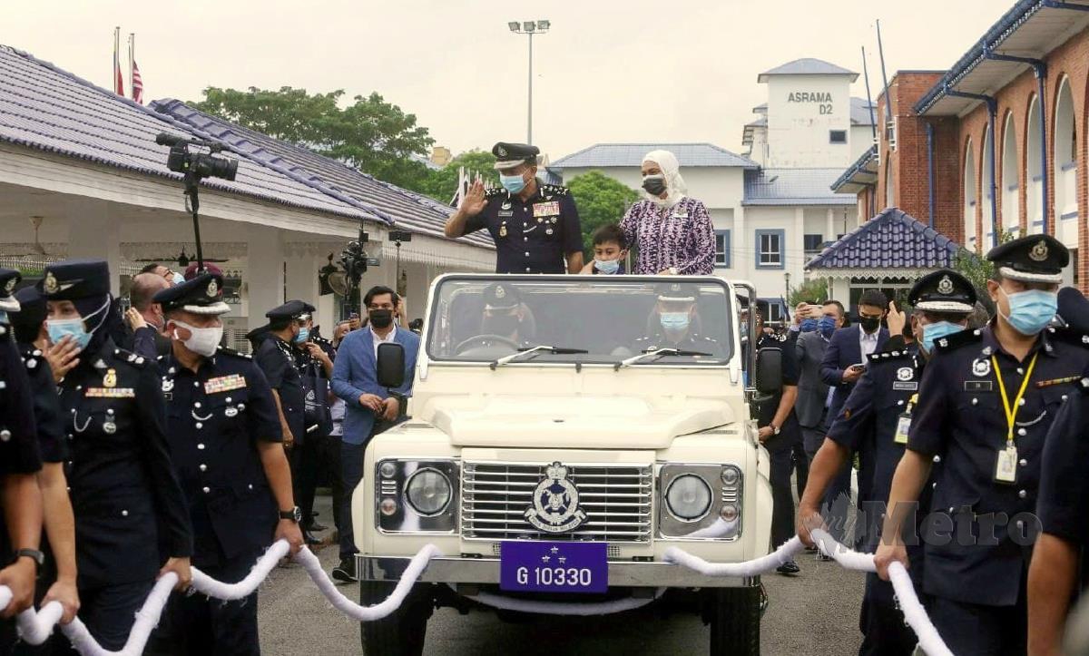 ZULKIFLI bersama isteri, Datin Seri Noraini Abdul Jalil menaiki kenderaan khas memberi takbir hormat pada majlis paluan berundur Ketua Pengarah AADK di Dataran Kawad, Pusat Latihan Polis Kuala Lumpur. FOTO HAZREEN MOHAMAD