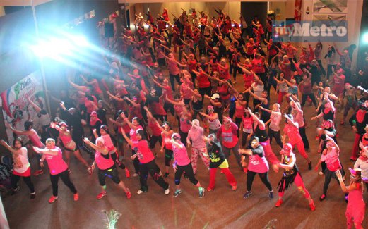 HAMPIR 300 peserta memenuhi dewan Hotel Maya, Kuala Lumpur bagi Zumba Pink Party tahun ini.