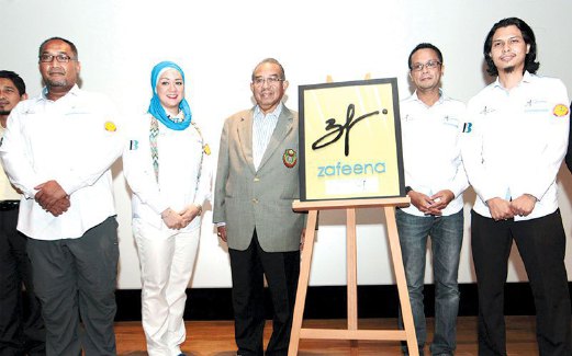 ABDUL Jalil (tiga dari kiri)  bersama Dr Eliza (dua dari kiri),  Yazid (kiri sekali) dan Husain (kanan sekali).