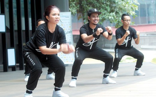 MASTER instruktor memberi tunjuk ajar langkah demi langkah Zafeena.