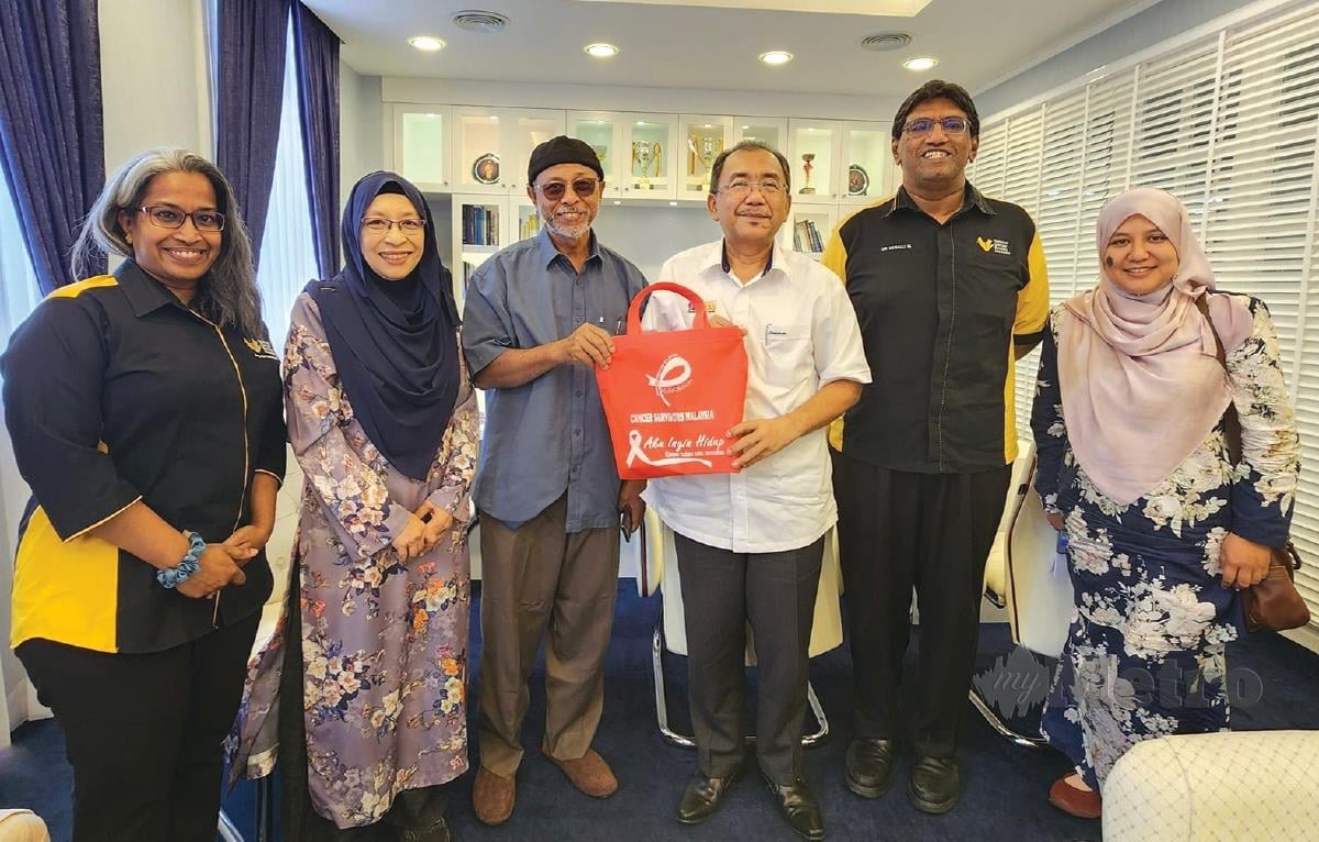 ZURAINI (dua, kiri) selepas menghadiri pembentangan kertas cadangan Program Vaksinasi HPV kepada belia wanita Kedah.