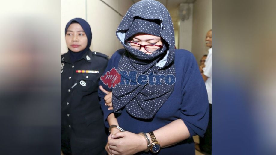 Zurina diiringi polis ketika dihadapkan atas tuduhan memperdaya pelanggan di Mahkamah Majistret Johor Bahru. FOTO Mohd Azren Jamaludin