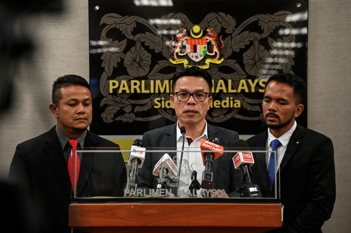 Mohd Azizi (tengah) pada sidang media di bangunan Parlimen. FOTO Ihsan Jabatan Penerangan Malaysia