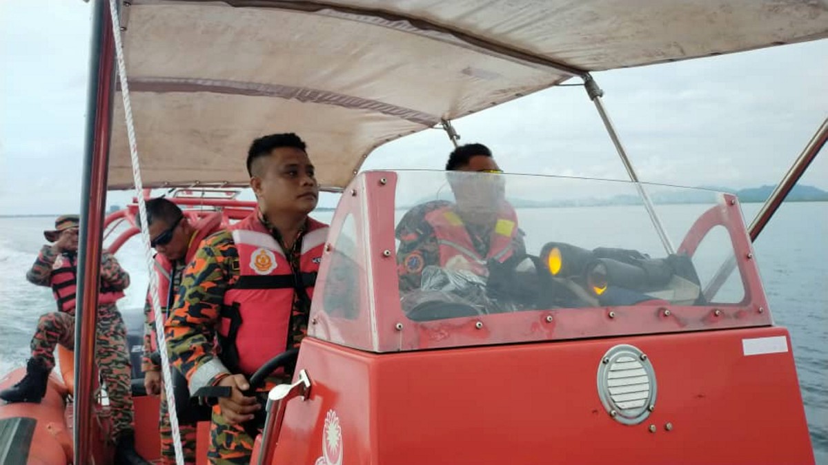 Anggota bomba ketika menjalankan operasi mencari mangsa kejadian bot karam di Pulau Tandoan, Semporna, Sabah. FOTO Ihsan JBPM negeri Sabah