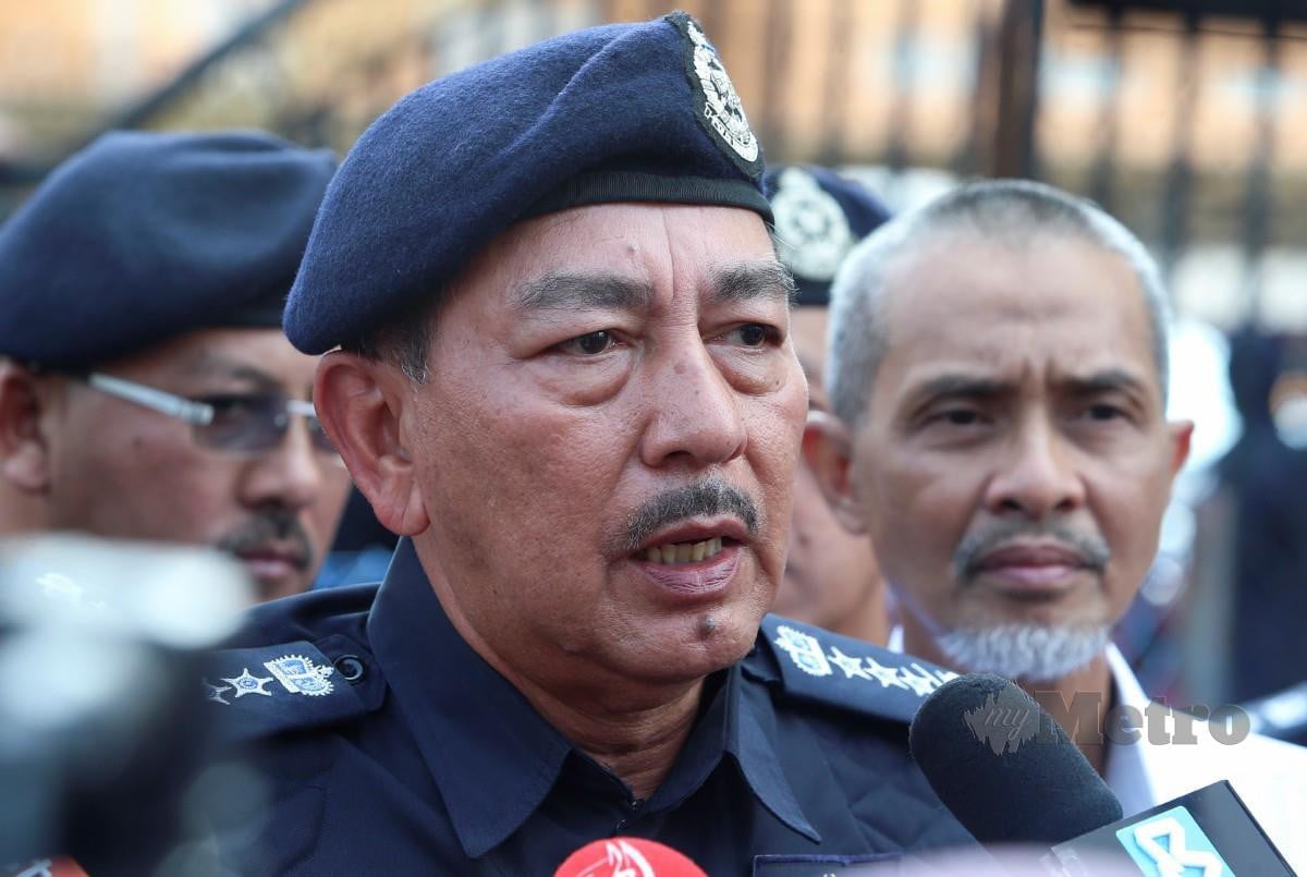Mohamad Zaki pada sidang media selepas selesai mengundi awal sempena bagi Pilihan Raya Umum Dewan Undangan Negeri (DUN) ke 15 di Ibu Pejabat Polis Kontinjen (IPK) Kelantan hari ini. FOTO NIK ABDULLAH NIK OMAR