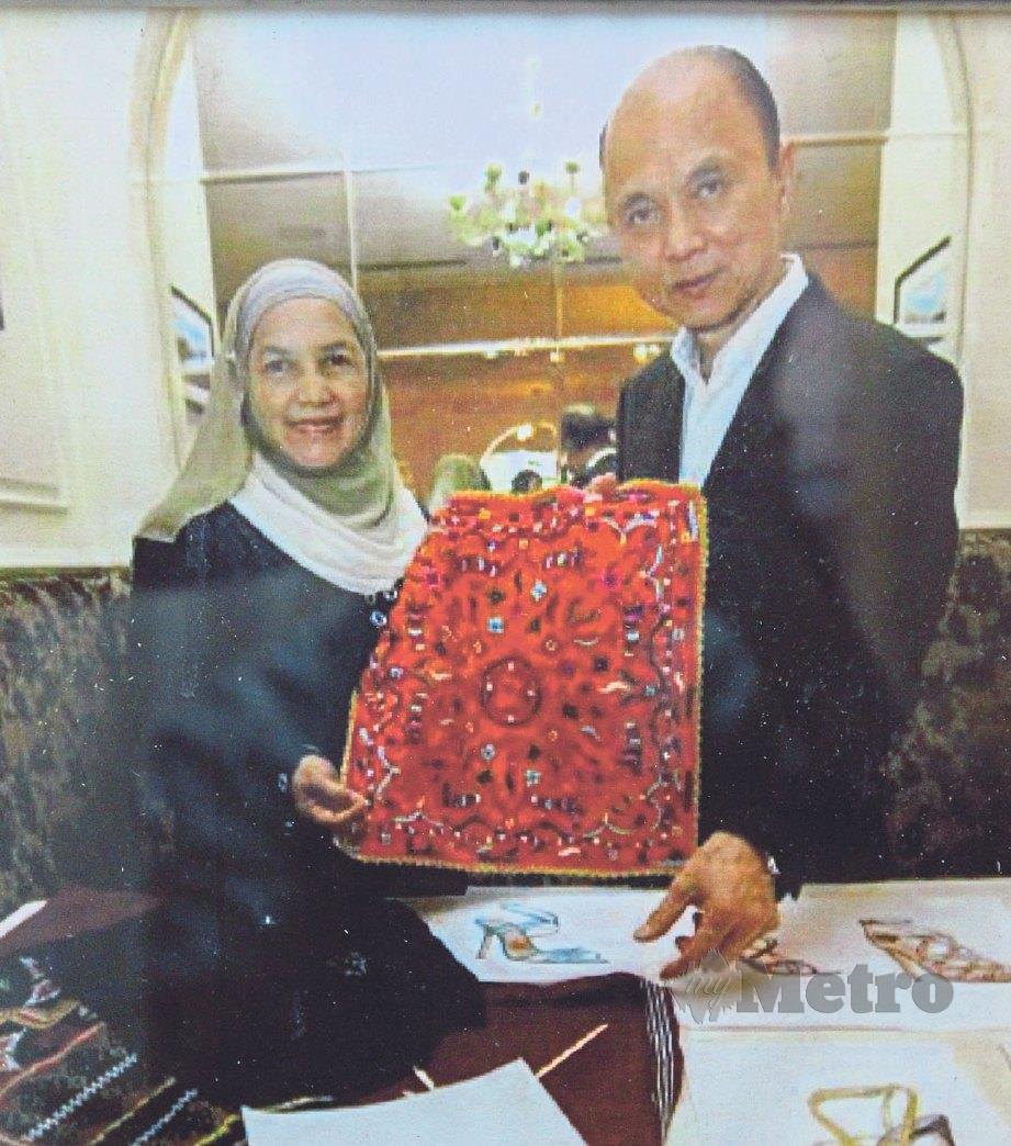 ZUBAIDAH (kiri) mendapat jemputan pereka fesyen terkenal, Datuk Jimmy Choo untuk menghasilkan koleksi kasut bermotifkan Malaysia. FOTO Aswadi Alias.